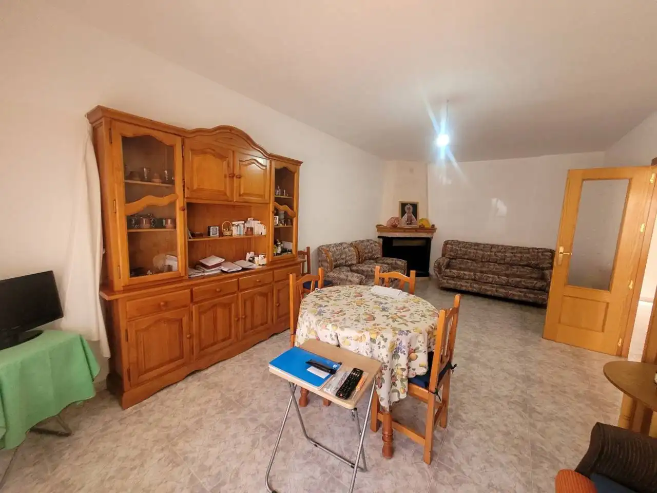 Sala d'estar de Casa o xalet en venda en Baza amb Moblat