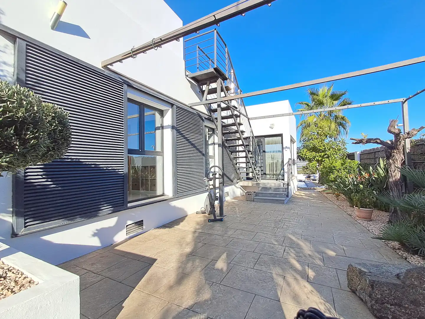 Vista exterior de Casa o xalet en venda en Polop amb Aire condicionat, Calefacció i Jardí privat