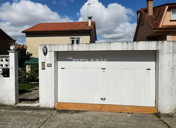 Aparcament de Casa o xalet en venda en Nigrán amb Calefacció, Jardí privat i Parquet