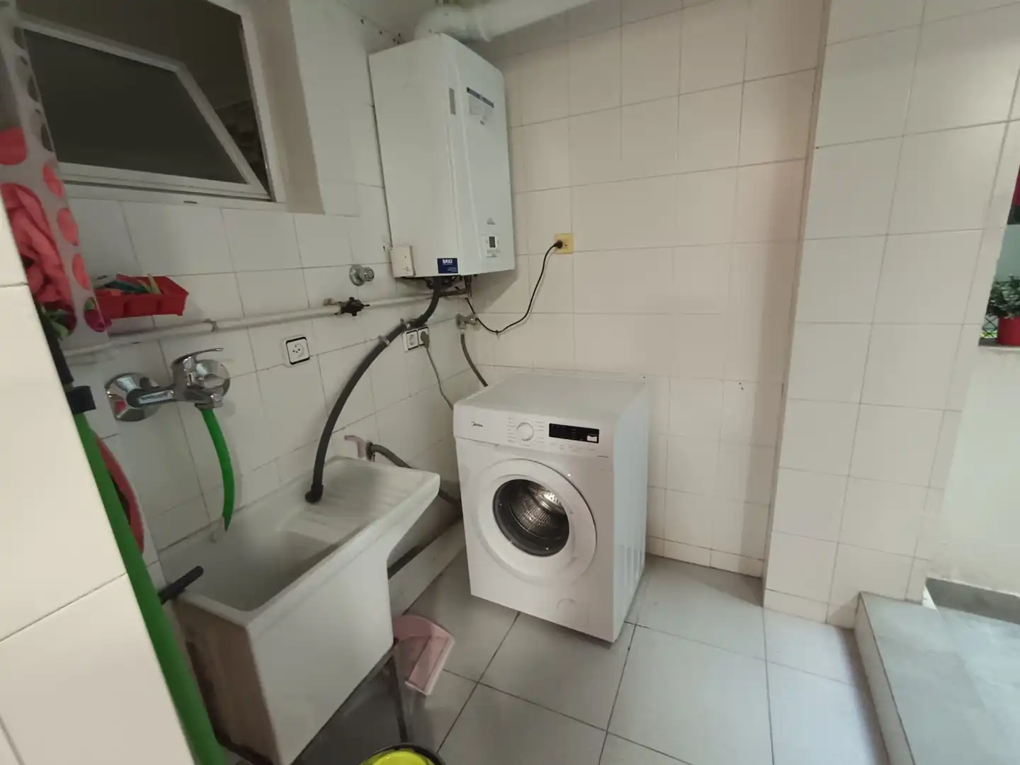 Bany de Pis de lloguer en Girona amb Calefacció, Moblat i Balcó