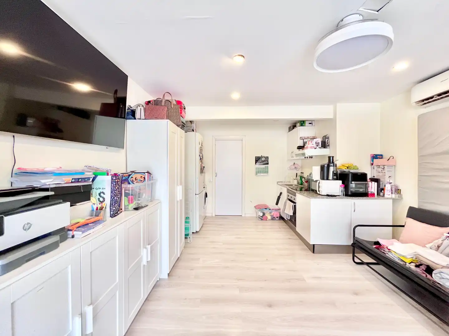 Kitchen of Office for sale in Barcelona  with Air Conditioner