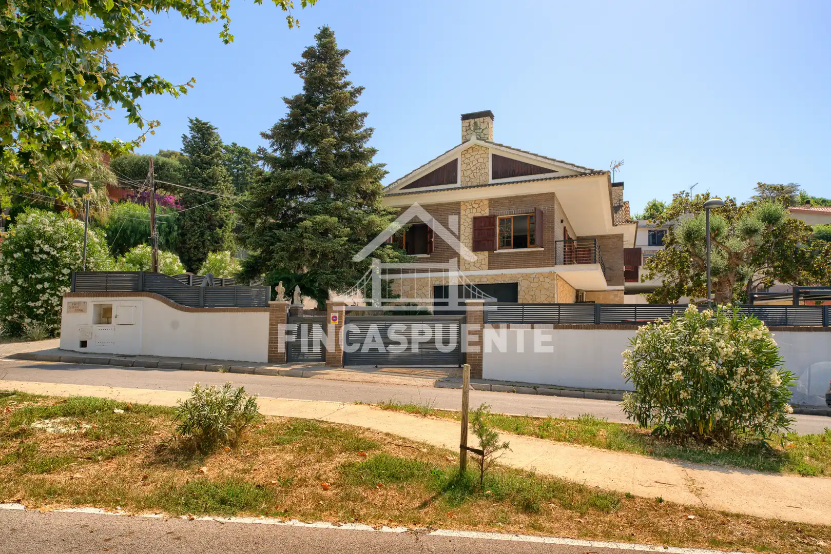 Vista exterior de Casa o chalet en venta en Tiana con Jardín privado, Terraza y Piscina