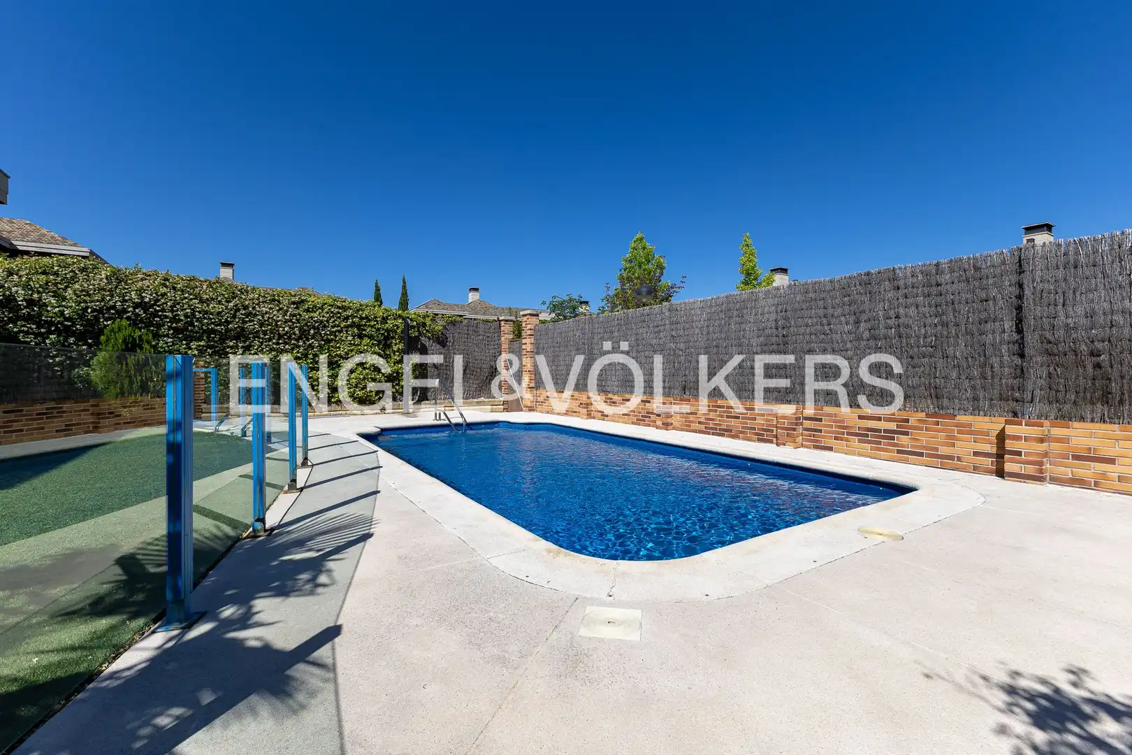 Schwimmbecken von Einfamilien-Reihenhaus zum Verkauf in Majadahonda mit Klimaanlage, Heizung und Privatgarten