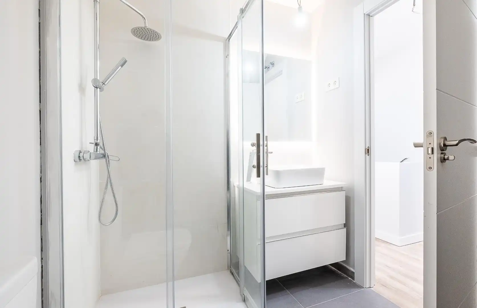 Badezimmer von Dachboden zum Verkauf in Madrid mit Klimaanlage, Heizung und Privatgarten