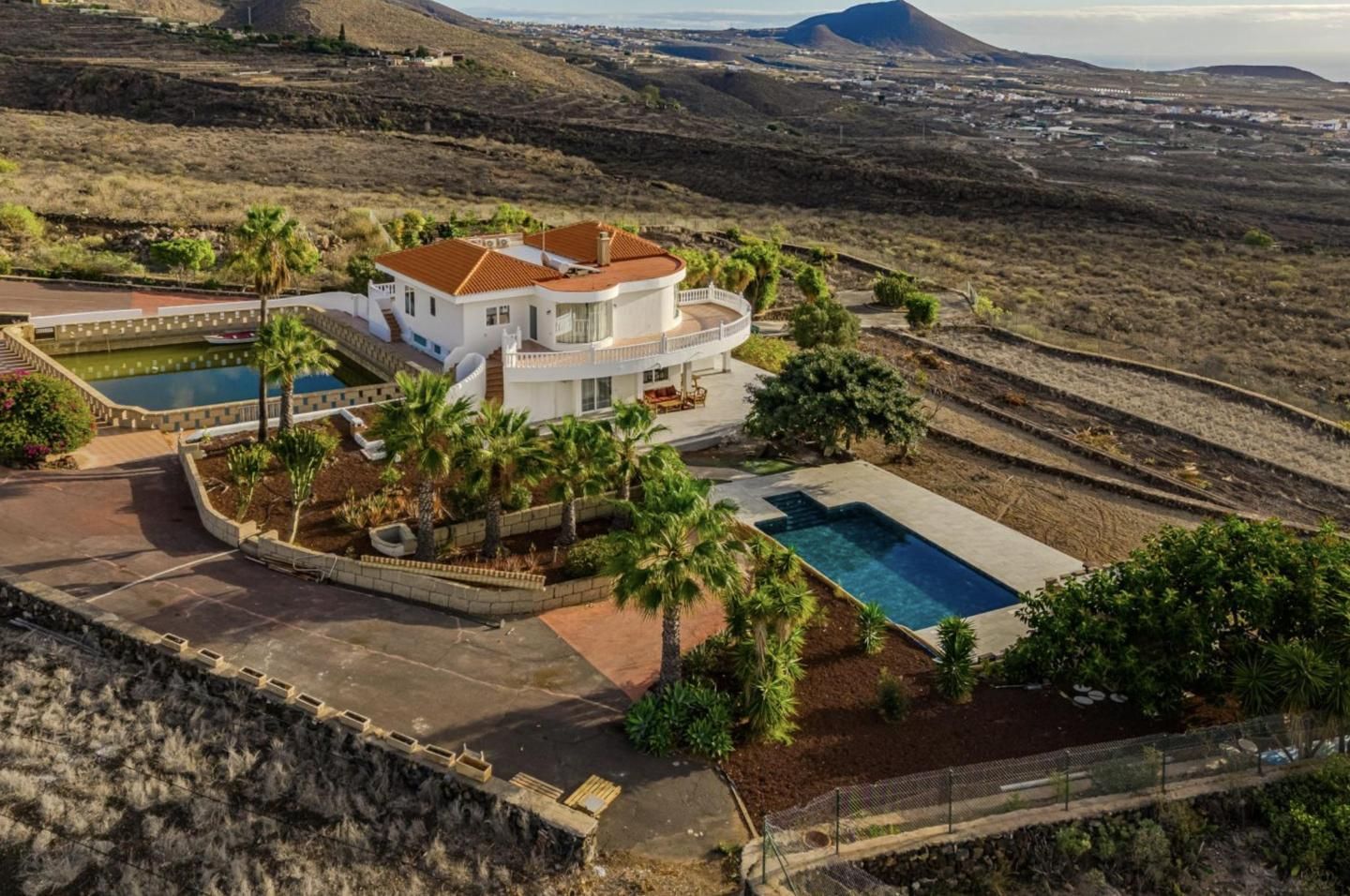 Vista exterior de Casa o xalet en venda en San Miguel de Abona amb Aire condicionat, Jardí privat i Terrassa