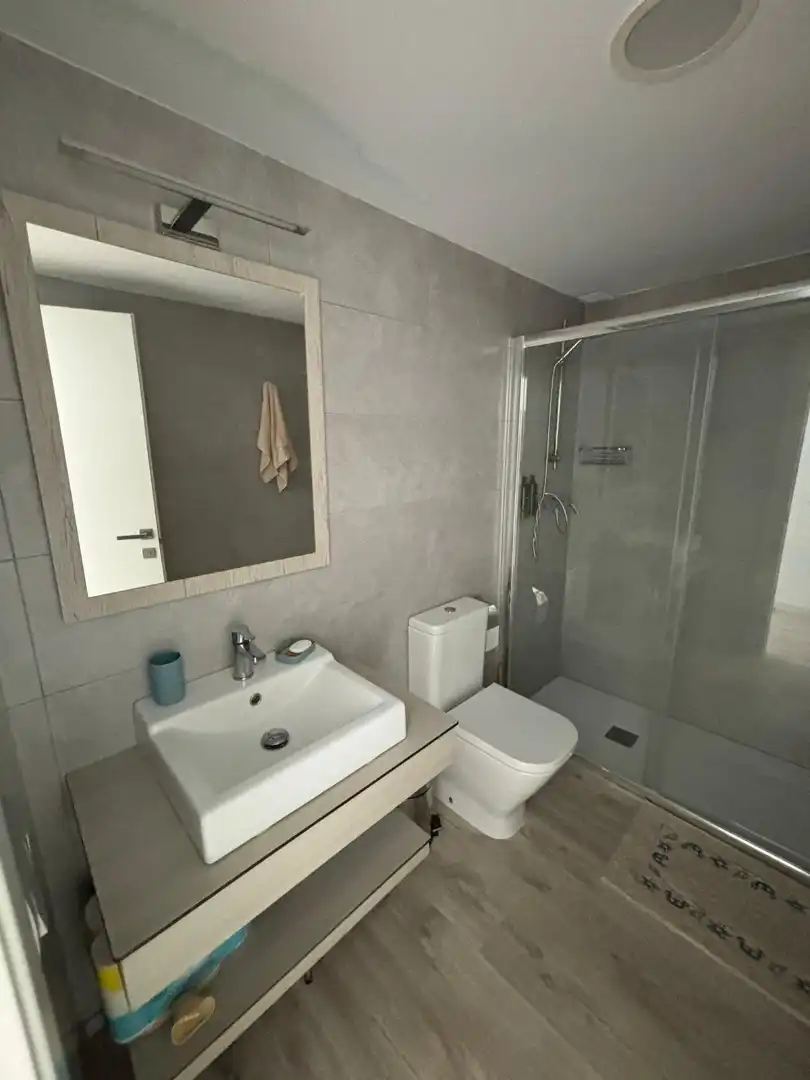 Baño de Apartamento de alquiler en L'Estartit con Aire acondicionado, Calefacción y Terraza