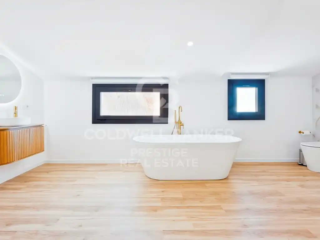 Bathroom of Houses for sale in Esplugues de Llobregat