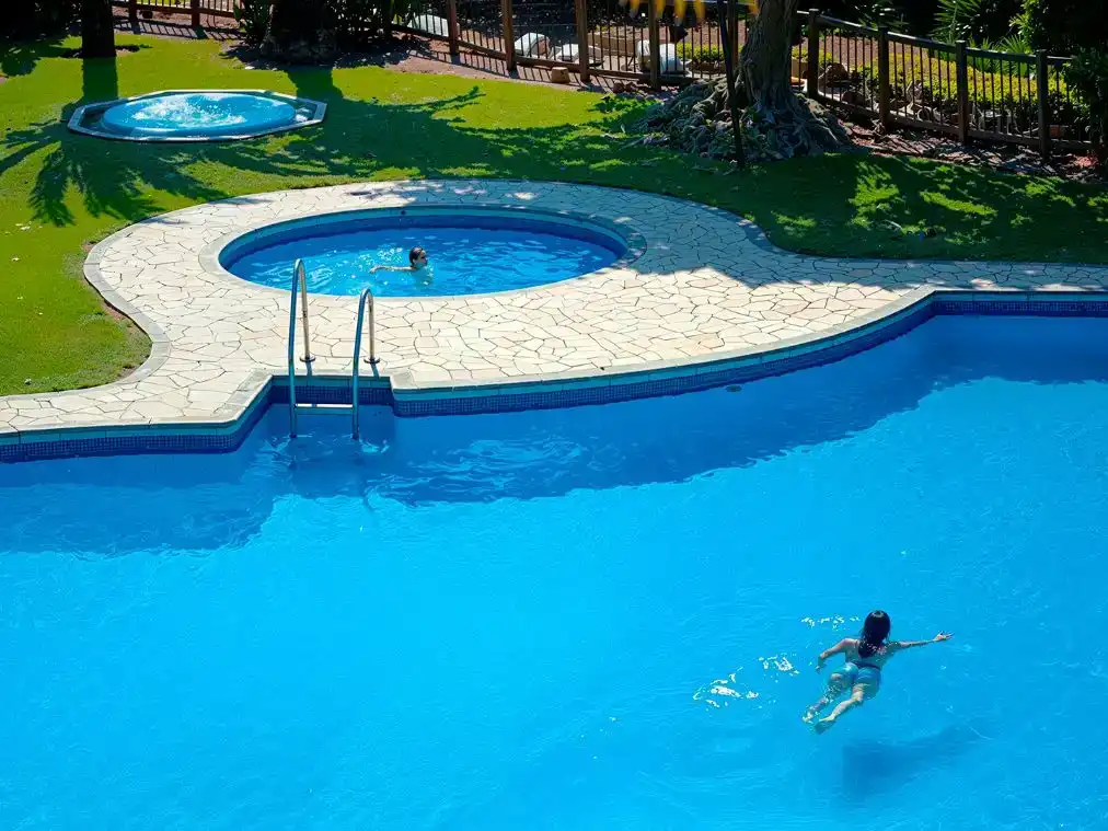 Schwimmbecken von Wohnung zur Miete in Marbella mit Klimaanlage, Privatgarten und Schwimmbad