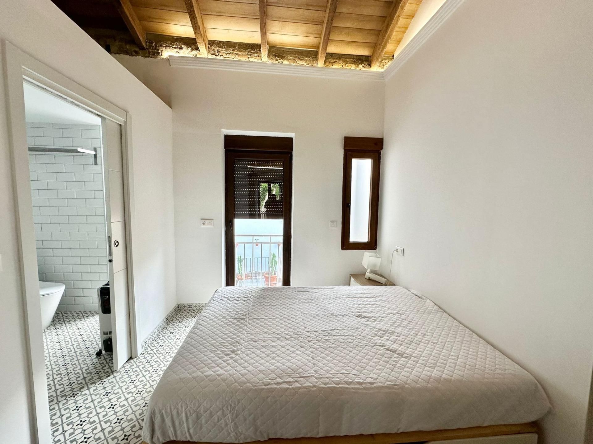 Habitación de Ático de alquiler en  Valencia Capital con Amueblado y Balcón