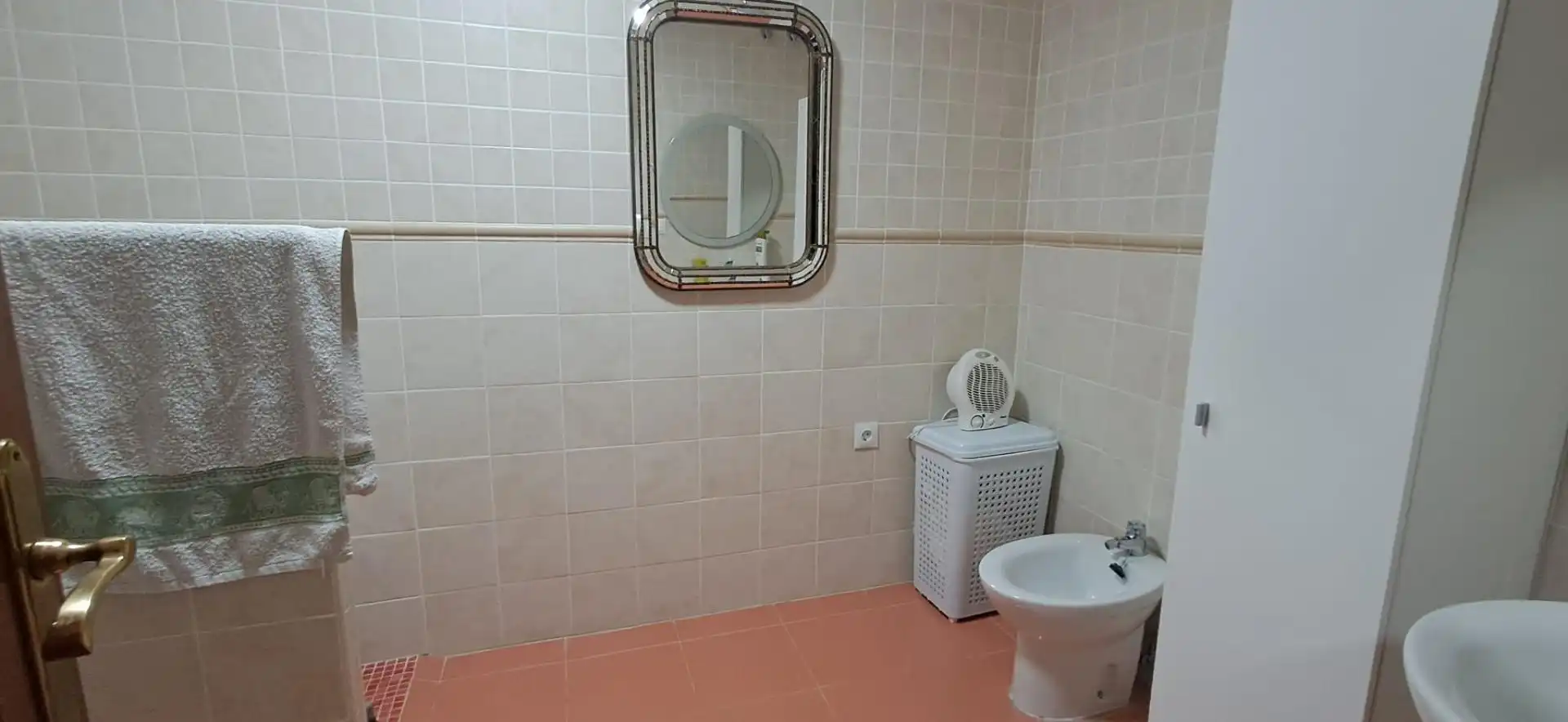 Bathroom of Flat for rent in Utrera  with Air Conditioner and Balcony