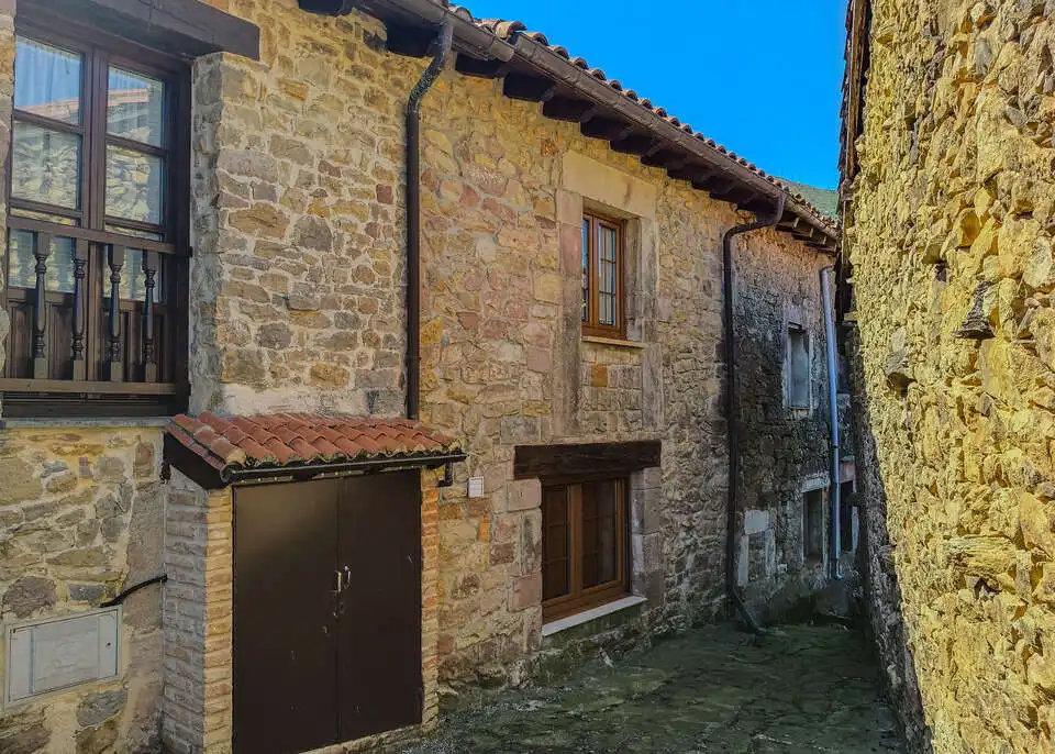 Vista exterior de Casa adosada en venda en Valdáliga amb Calefacció, Traster i Moblat