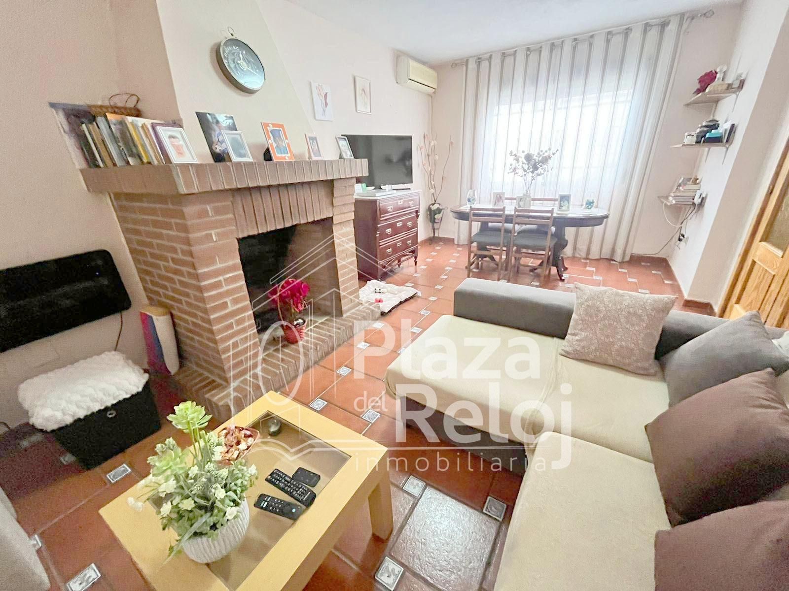 Sala d'estar de Casa adosada en venda en Las Herencias amb Terrassa