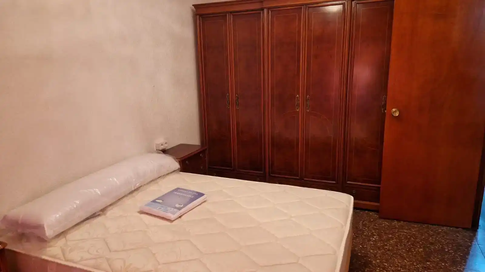 Dormitori de Pis de lloguer en Albacete amb Jardí privat, Moblat i Balcó