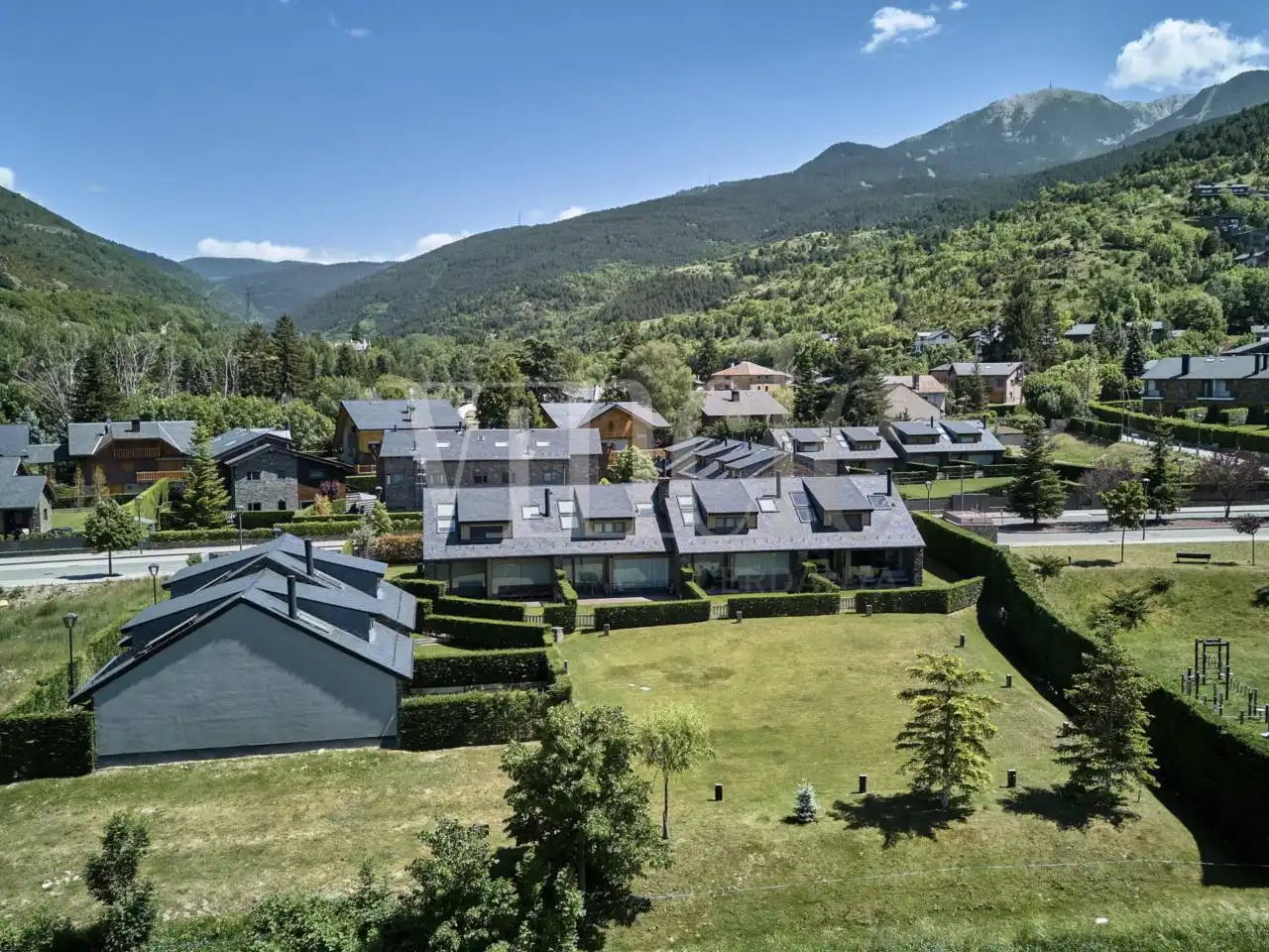 Vista exterior de Casa adosada en venda en Alp amb Calefacció, Jardí privat i Parquet