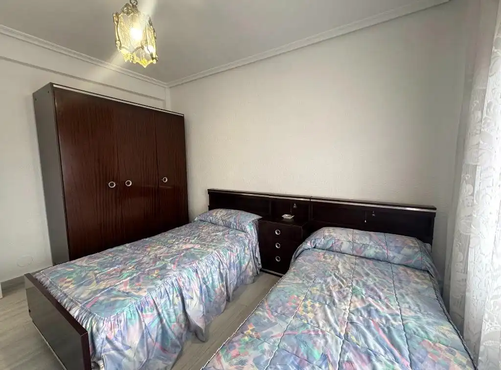 Habitación de Piso de alquiler en Los Corrales de Buelna  con Amueblado