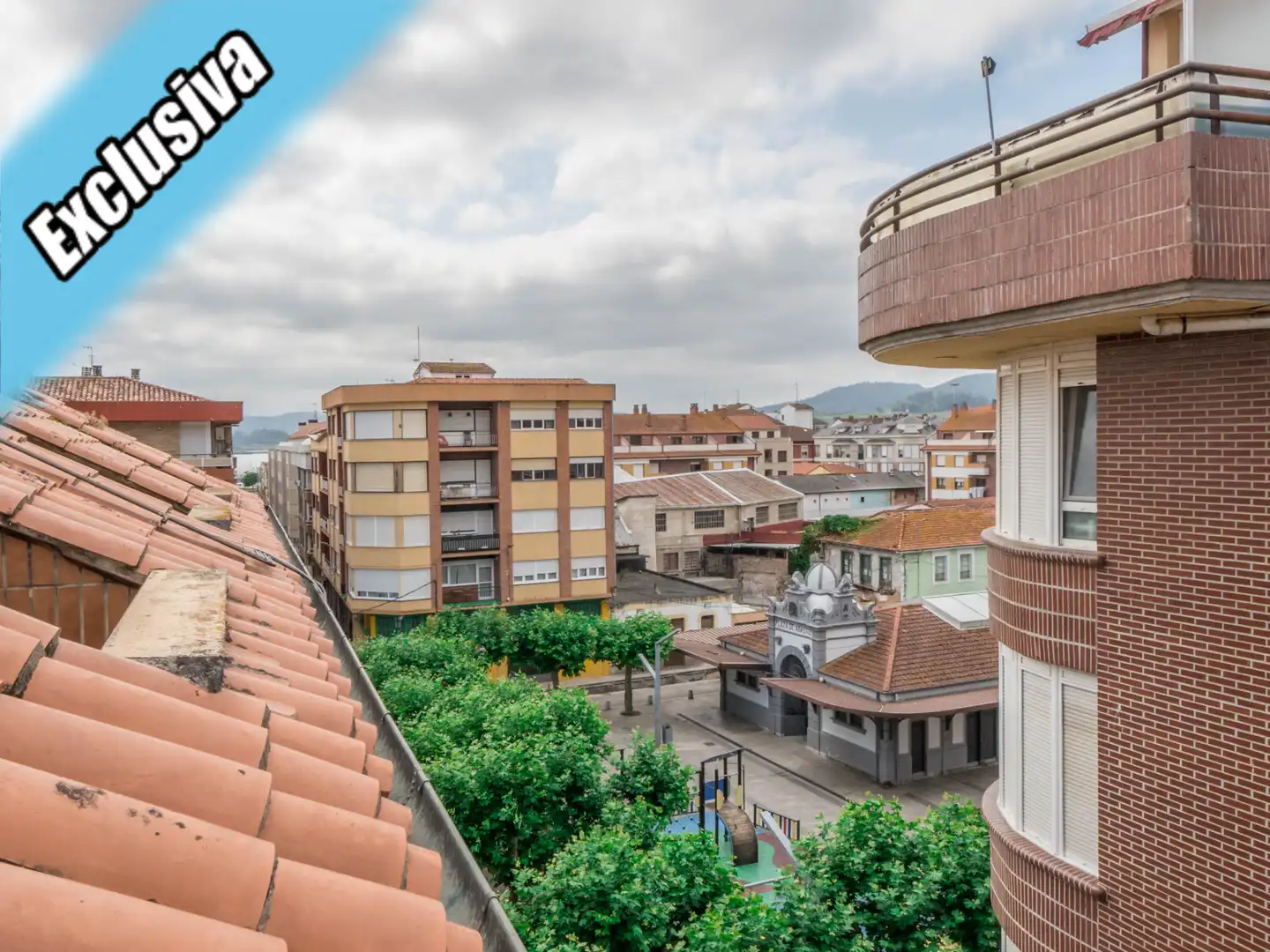 Vista exterior de Dúplex en venta en Santoña con Calefacción, Parquet y Terraza