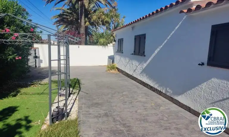 Casa amb piscina en venda a Carrer Pení, imagen 2