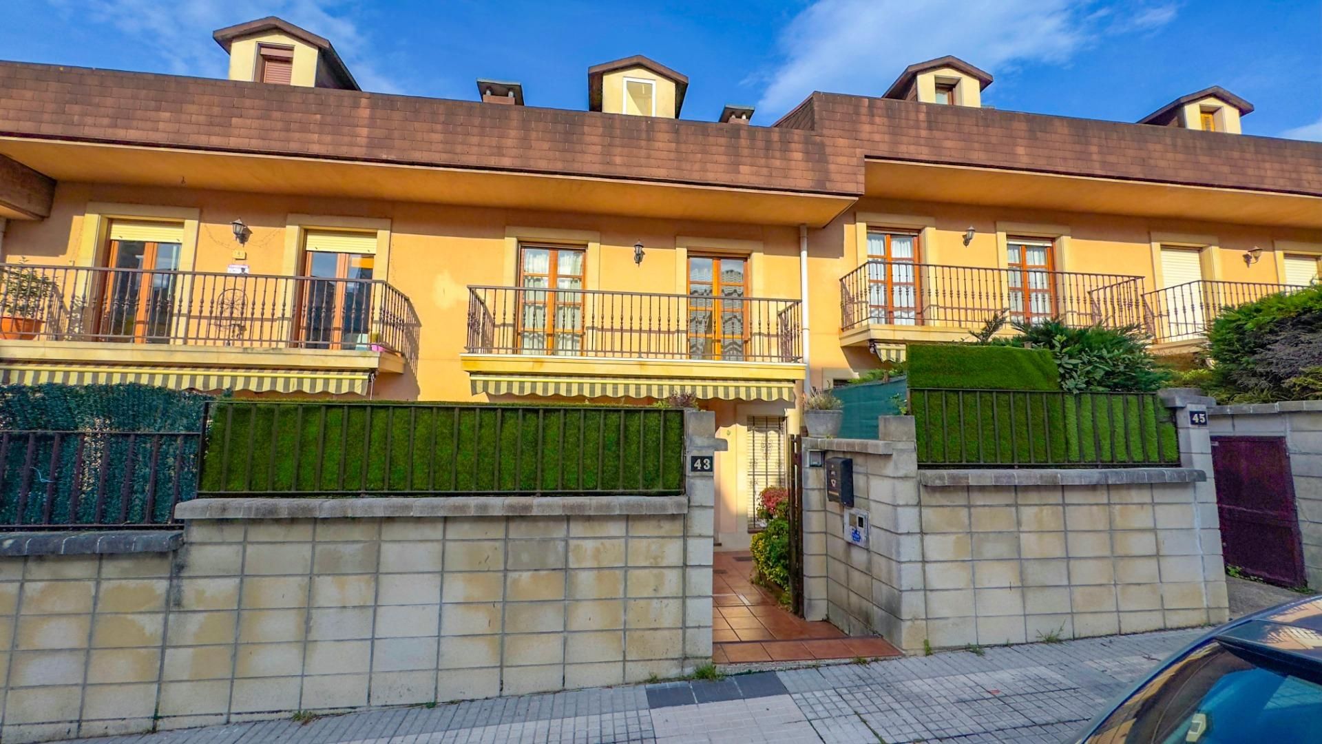 Exterior view of Single-family semi-detached for sale in Donostia - San Sebastián   with Heating, Private garden and Terrace