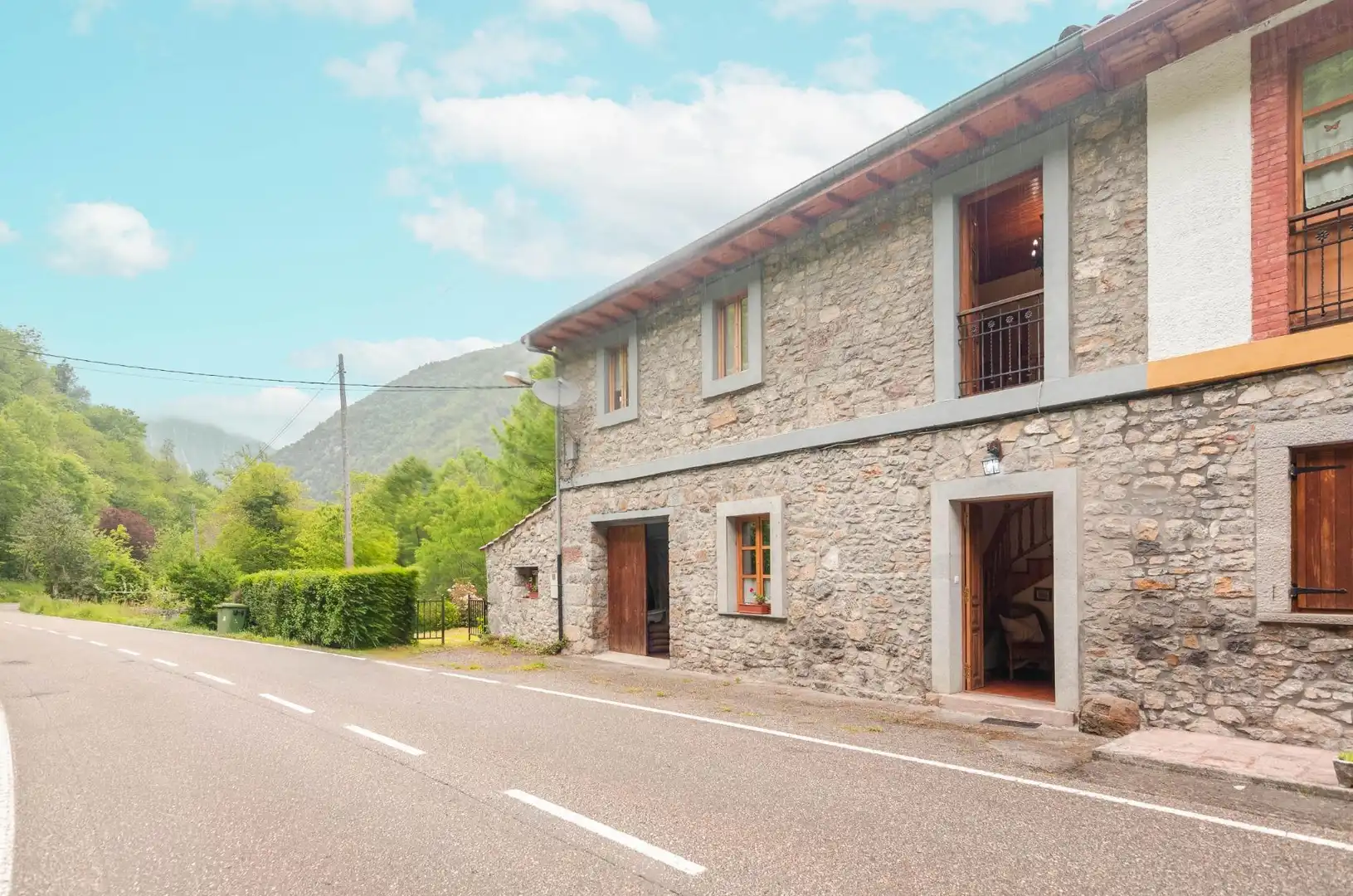 Vista exterior de Casa adosada en venta en Somiedo con Calefacción, Jardín privado y Trastero