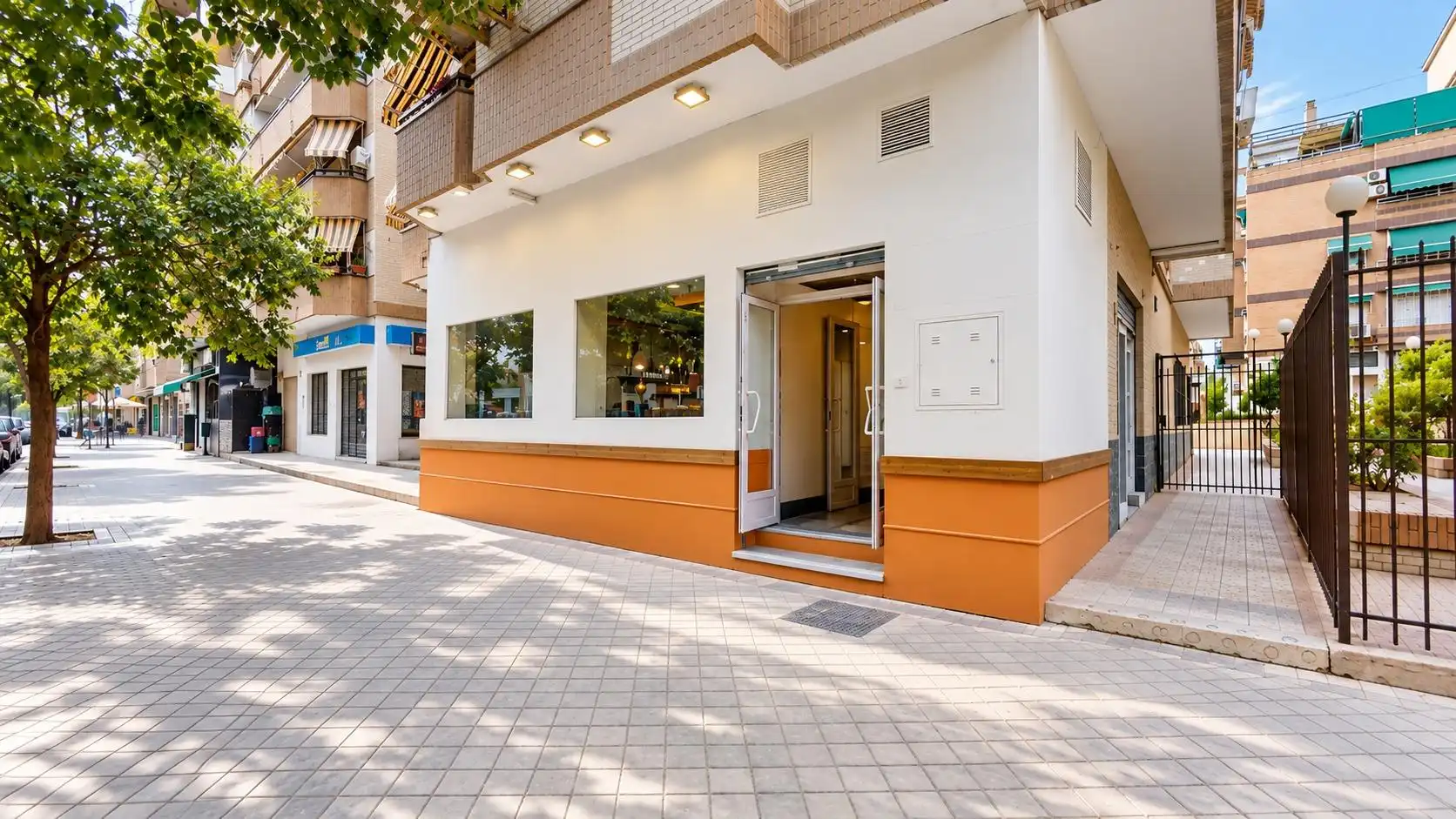 Vista exterior de Local en venta en Granada con Aire acondicionado y Amueblado