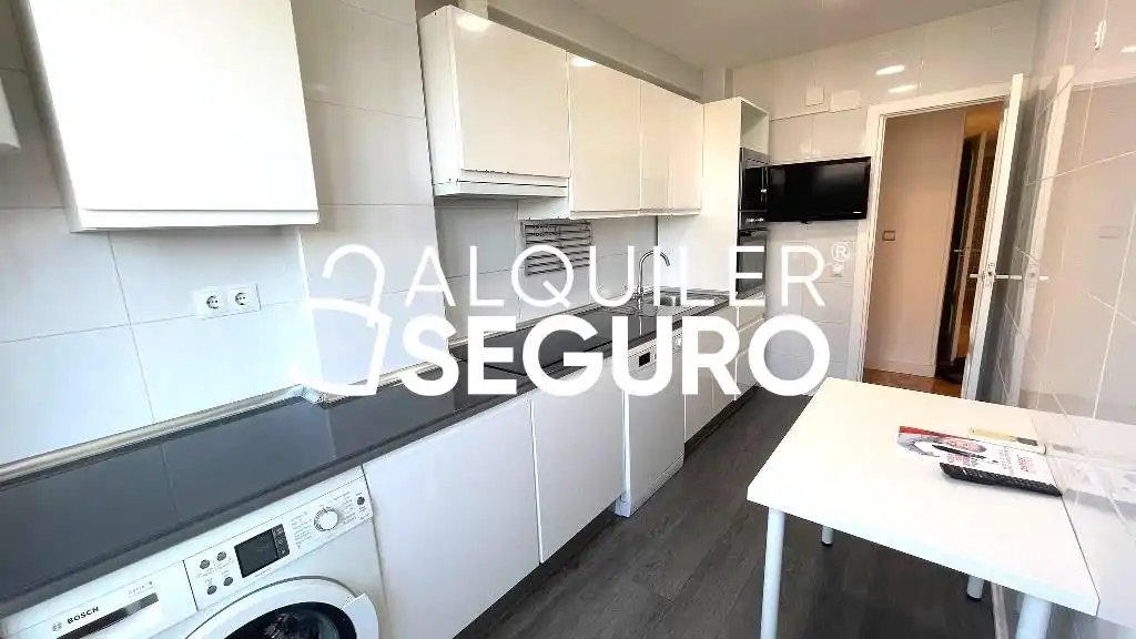 Cuina de Pis de lloguer en Madrid amb Aire condicionat, Calefacció i Terrassa