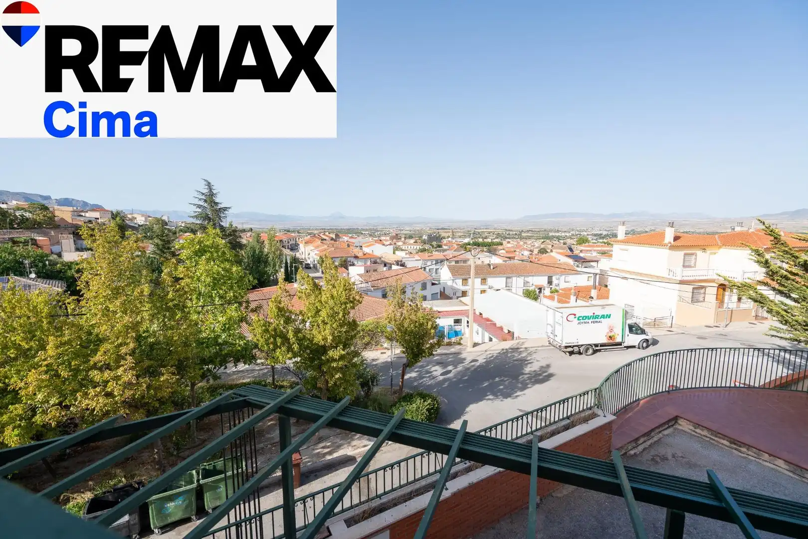 Vista exterior de Casa adosada en venda en Baza amb Aire condicionat, Calefacció i Jardí privat