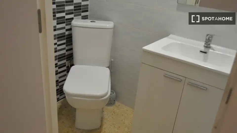 Baño de Piso de alquiler en Valencia con Aire acondicionado, Calefacción y Amueblado