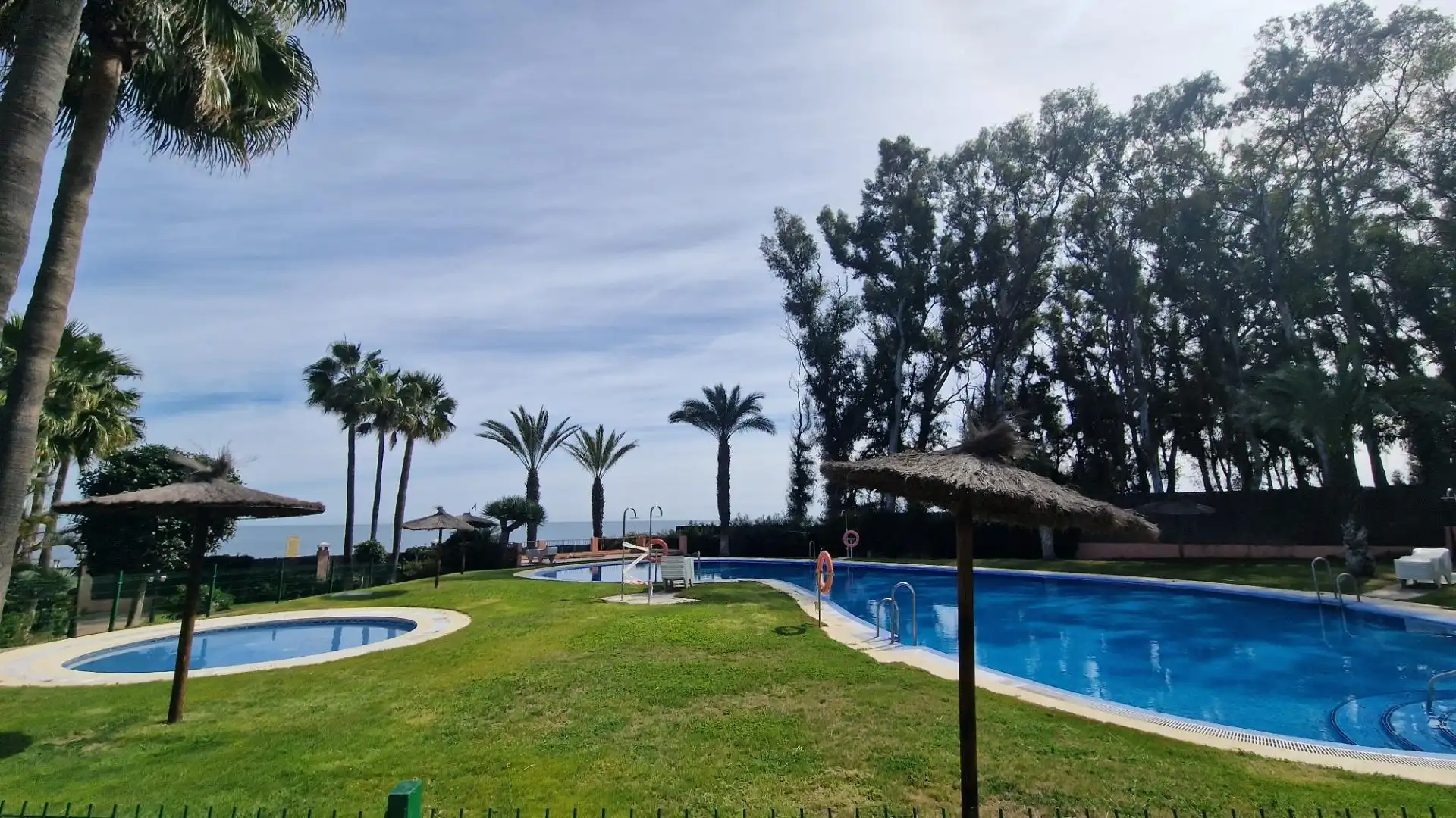 Piscina de Piso en venta en Manilva con Aire acondicionado, Terraza y Amueblado