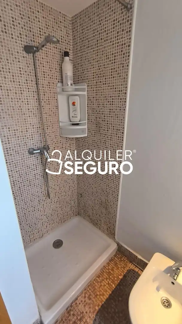 Bany de Pis de lloguer en Camas amb Aire condicionat, Traster i Piscina