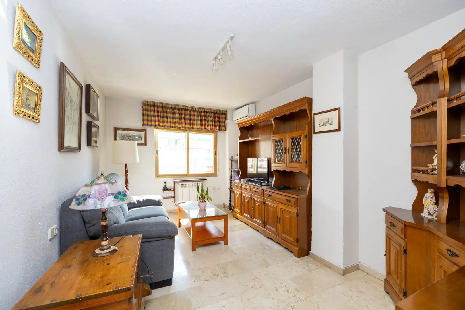 Living room of Flat for sale in Granada  with Air Conditioner, Heating and Terrace