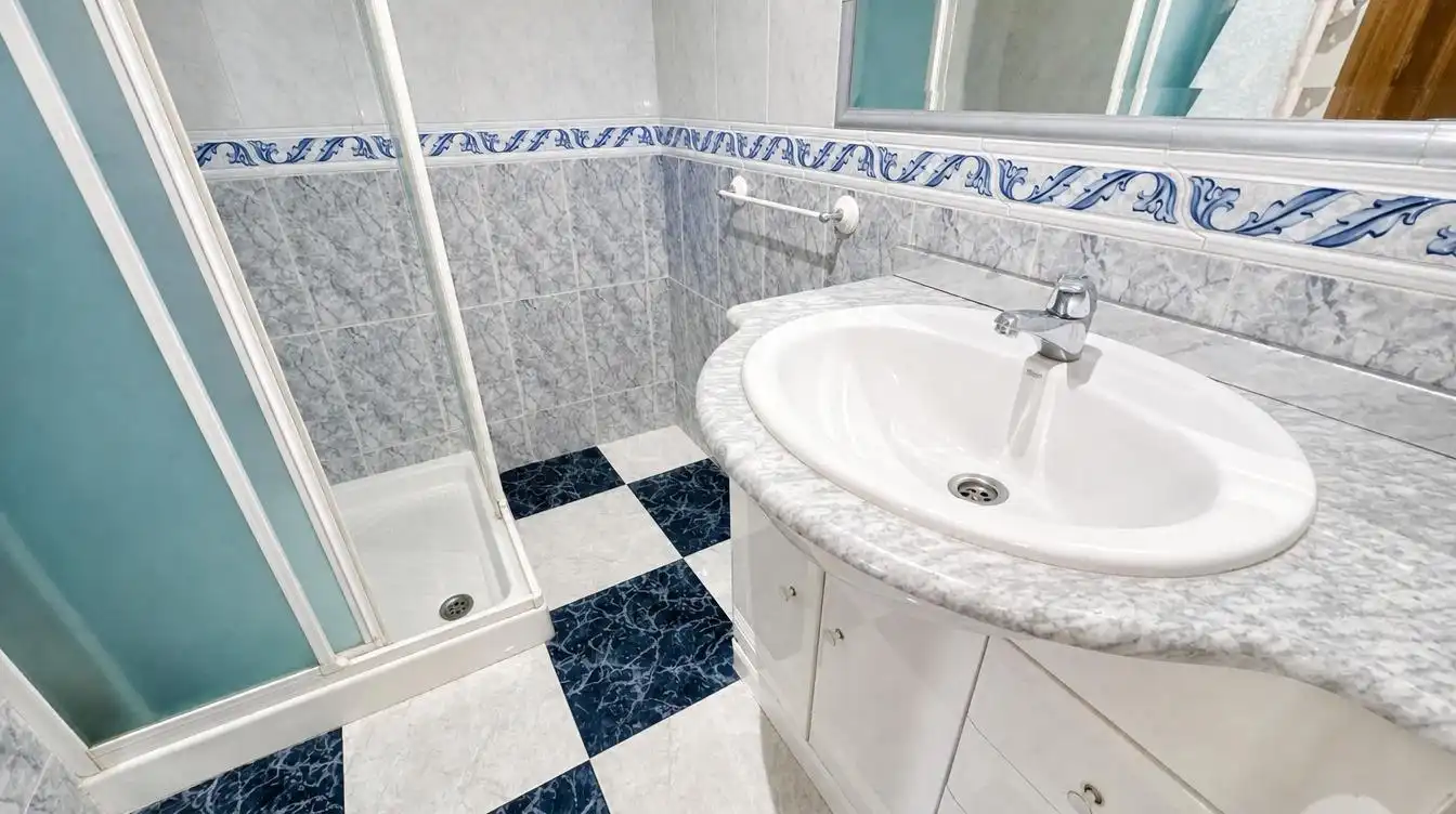Bathroom of Flat for sale in Granada  with Heating, Furnished and Balcony