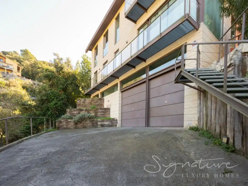 Vista exterior de Casa o xalet en venda en Barcelona amb Aire condicionat