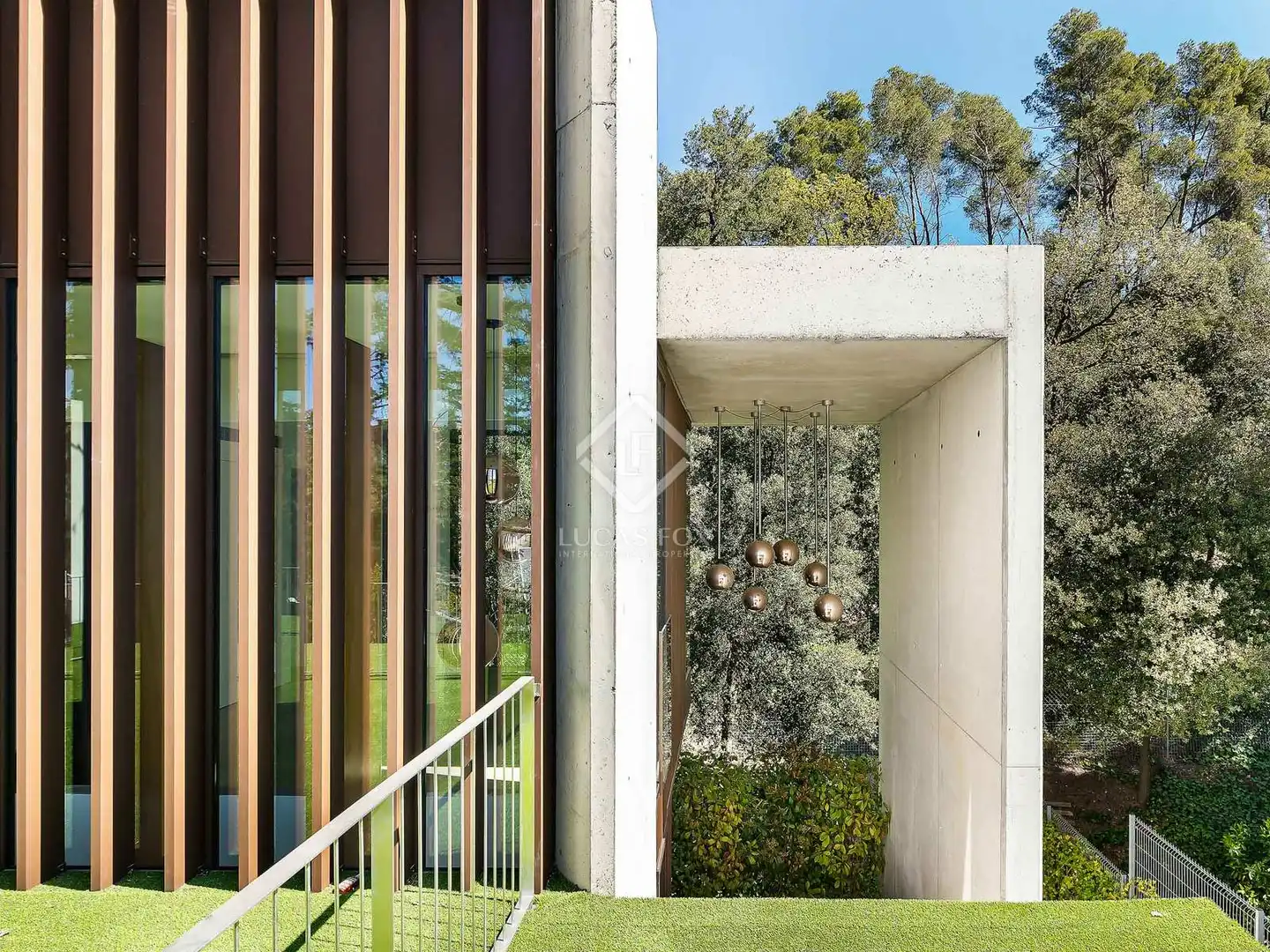 Vista exterior de Casa o xalet en venda en Sant Cugat del Vallès amb Aire condicionat, Calefacció i Jardí privat