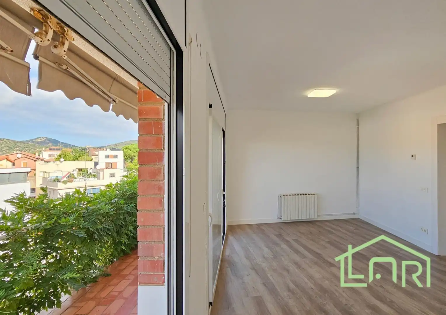 Vista exterior de Casa o xalet en venda en Sant Just Desvern amb Calefacció, Jardí privat i Parquet