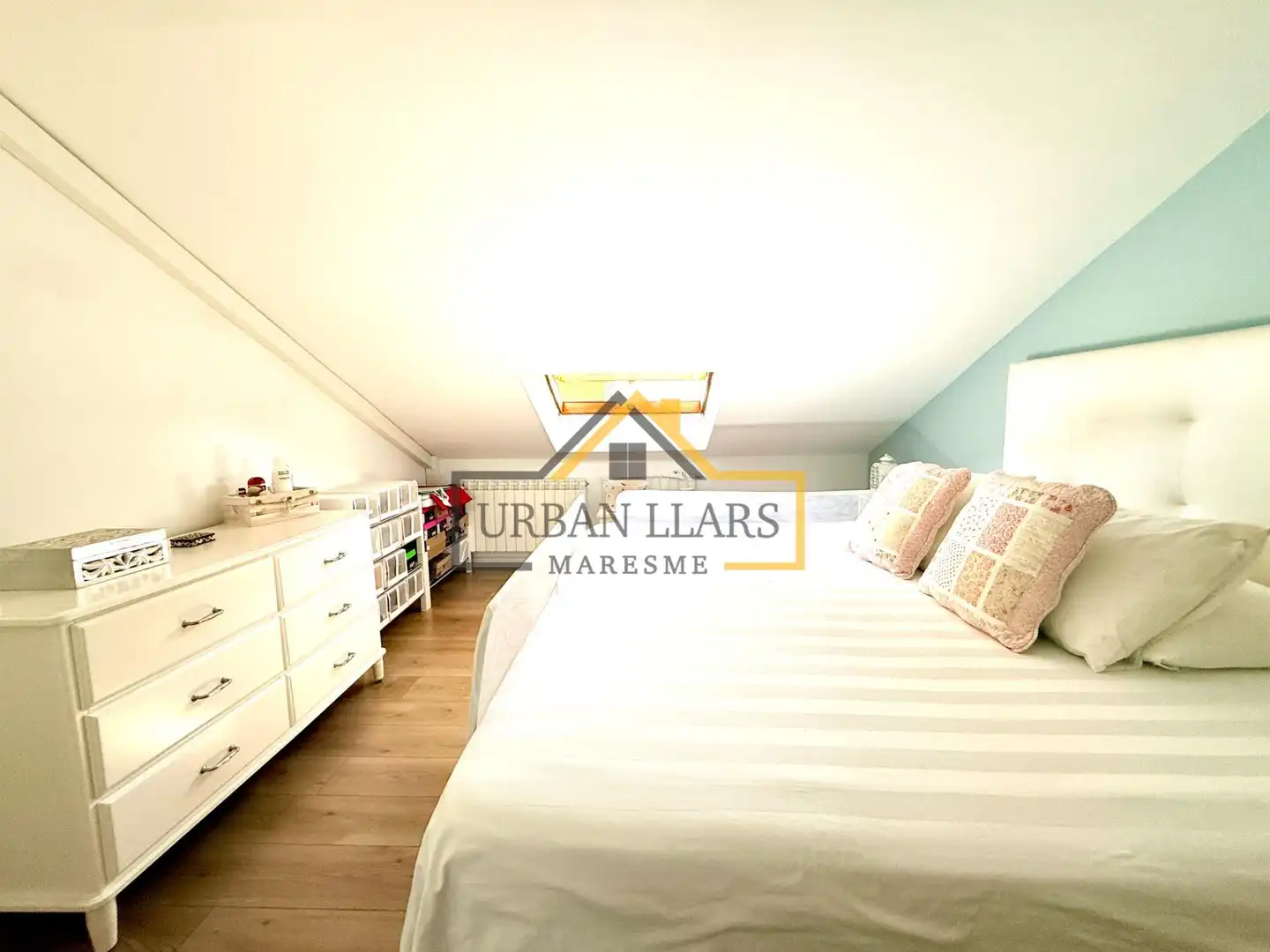Schlafzimmer von Dachboden zum Verkauf in Mataró mit Klimaanlage, Heizung und Parkett