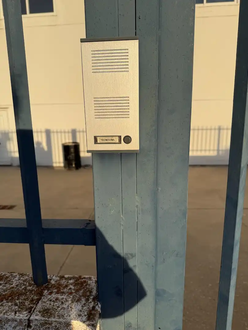 Parkplatz von Fabrikhallen zum Verkauf in Camarena