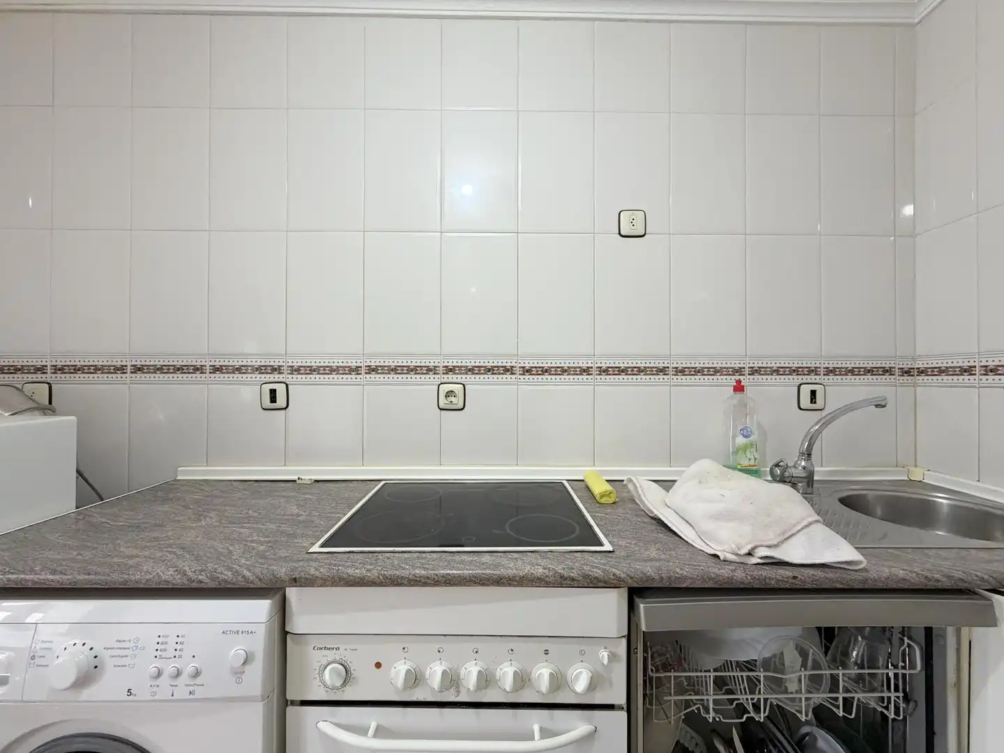 Cuina de Casa o xalet en venda en Narros de Saldueña amb Calefacció, Jardí privat i Traster