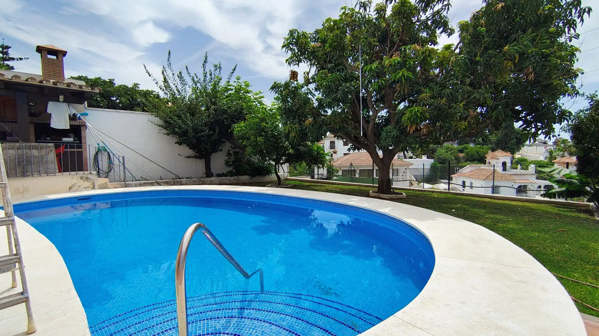 Piscina de Apartamento de alquiler en Marbella con Aire acondicionado, Jardín privado y Terraza