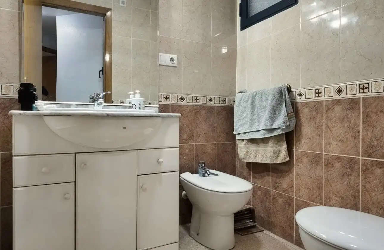 Baño de Piso en venta en Alicante / Alacant con Aire acondicionado, Trastero y Amueblado