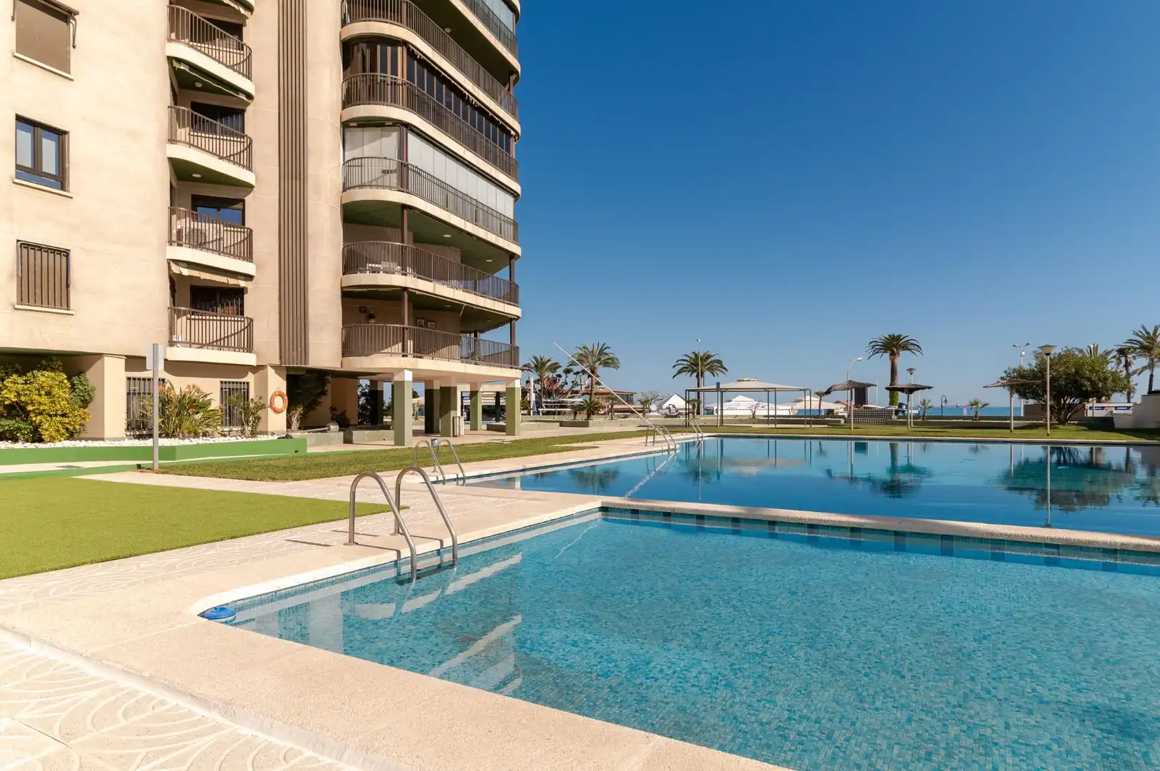 Schwimmbecken von Wohnungen zum Verkauf in Benicasim / Benicàssim mit Klimaanlage, Heizung und Privatgarten