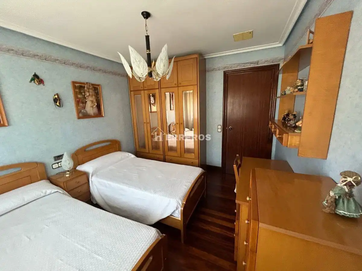 Habitación de Casa adosada en venta en Baños de Río Tobía con Aire acondicionado, Calefacción y Parquet