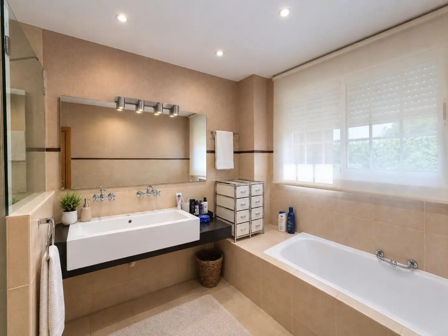 Baño de Piso en venta en Majadahonda con Calefacción, Terraza y Piscina comunitaria