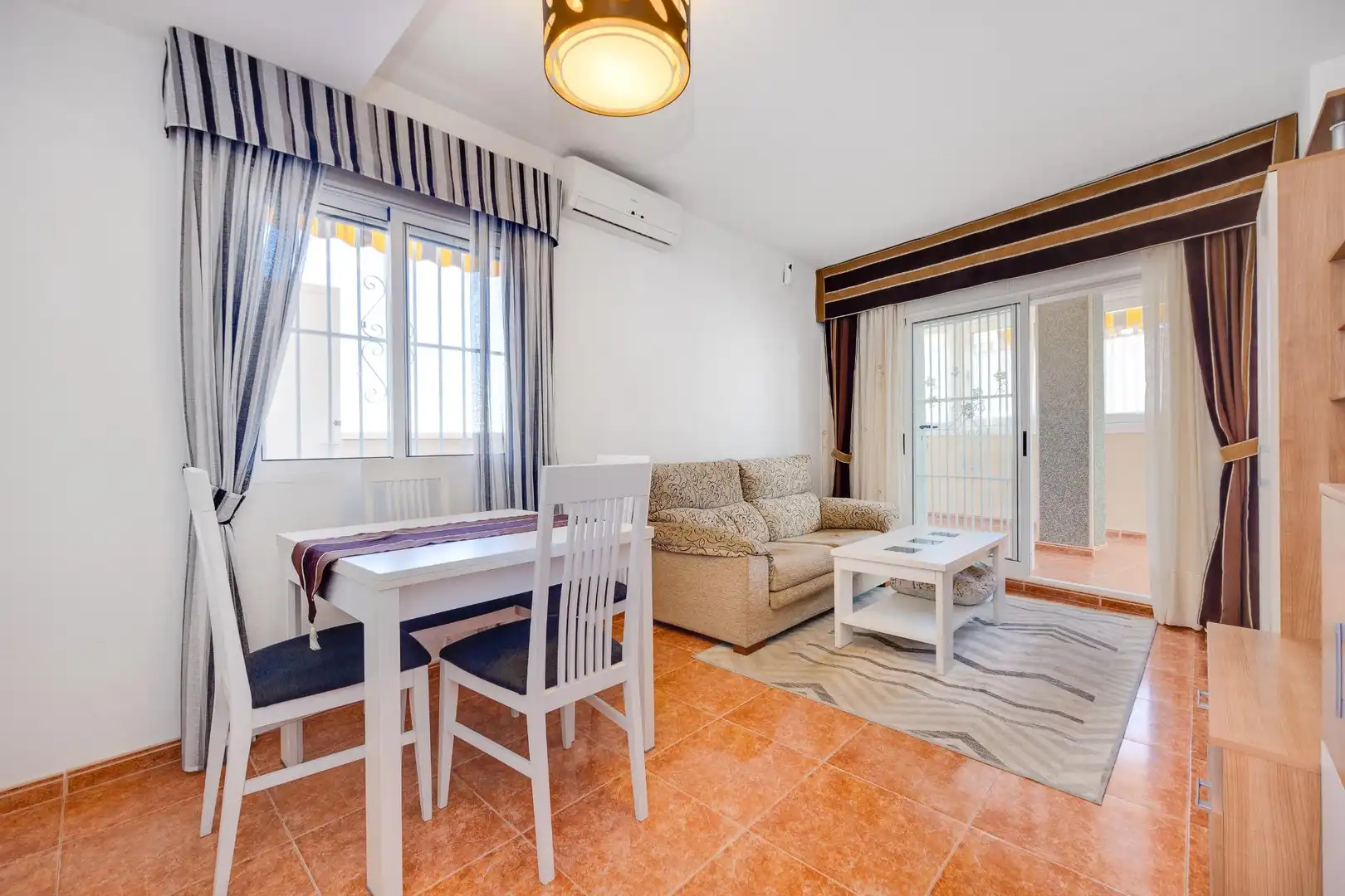 Sala d'estar de Àtic en venda en Torrevieja amb Aire condicionat, Terrassa i Moblat