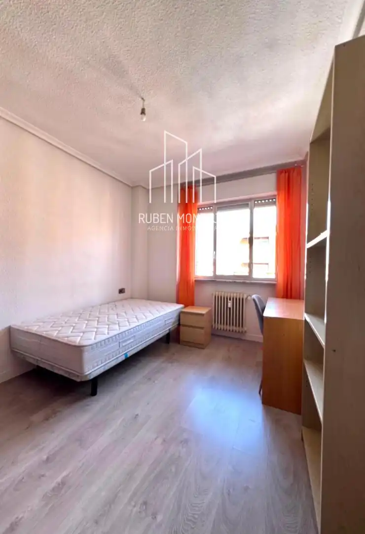 Schlafzimmer von Wohnung zur untervermieten in Salamanca mit Heizung, Terrasse und Möbliert