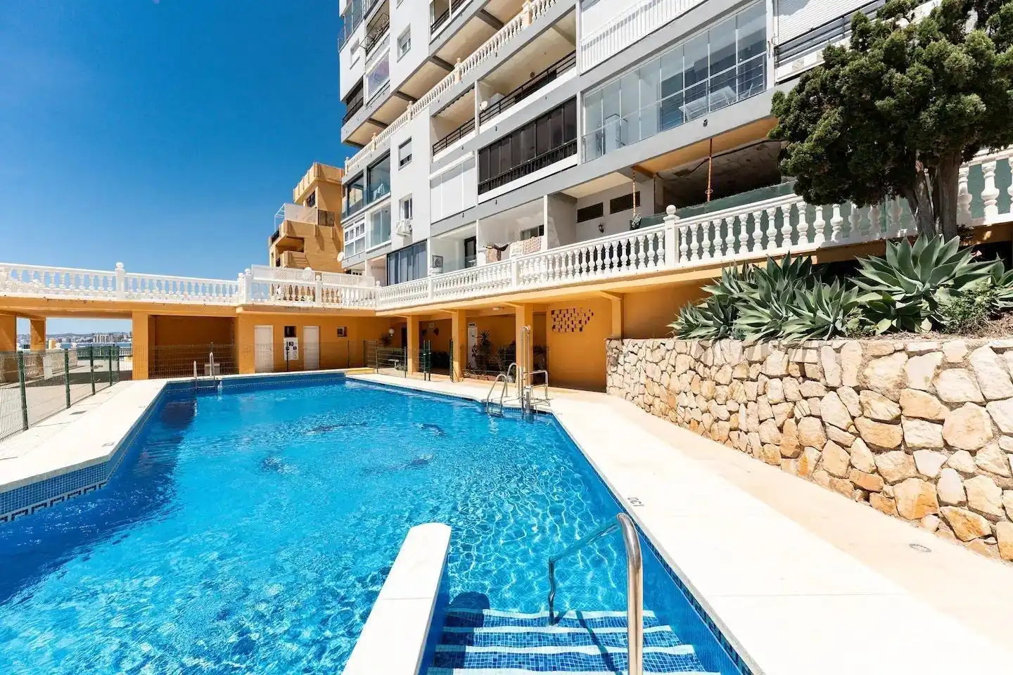 Piscina de Apartament de lloguer en Benalmádena amb Aire condicionat, Terrassa i Moblat