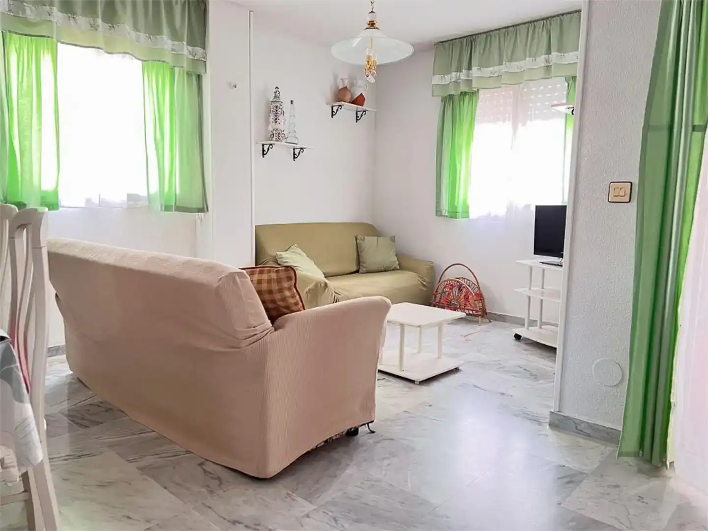 Wohnzimmer von Wohnungen zur Miete in Salobreña mit Schwimmbad und Balkon