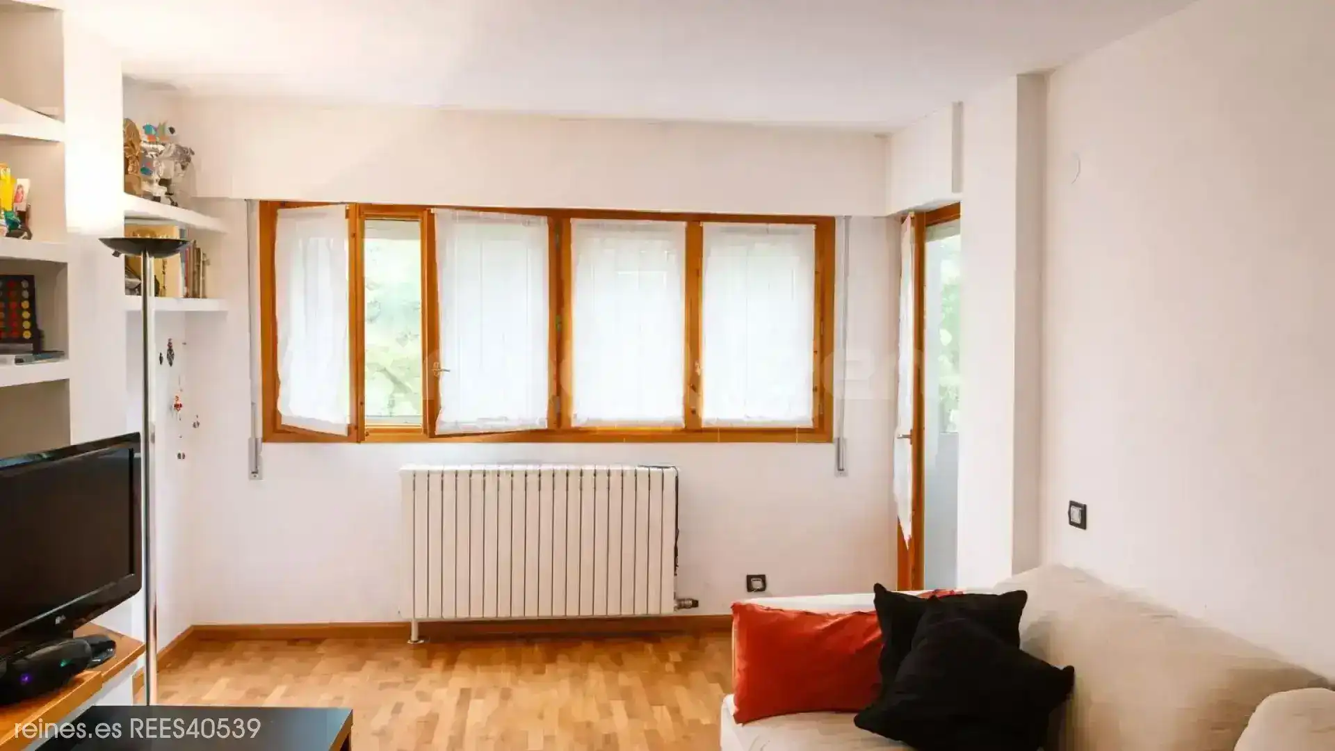 Sala de estar de Piso en venta en Jaca con Calefacción, Terraza y Amueblado
