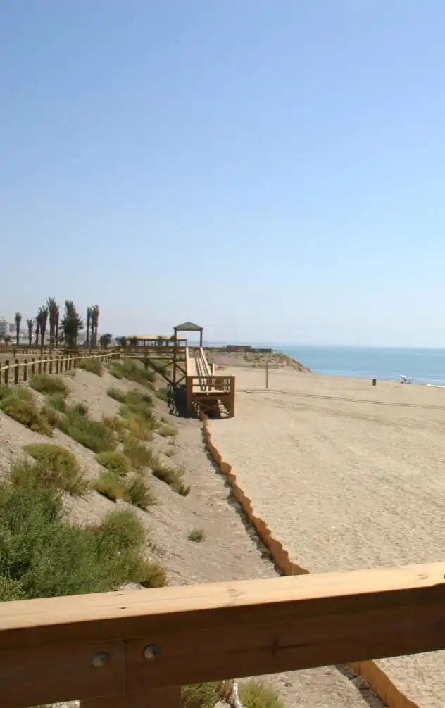 Vista exterior de Piso en venta en Almería con Trastero, Amueblado y Piscina comunitaria