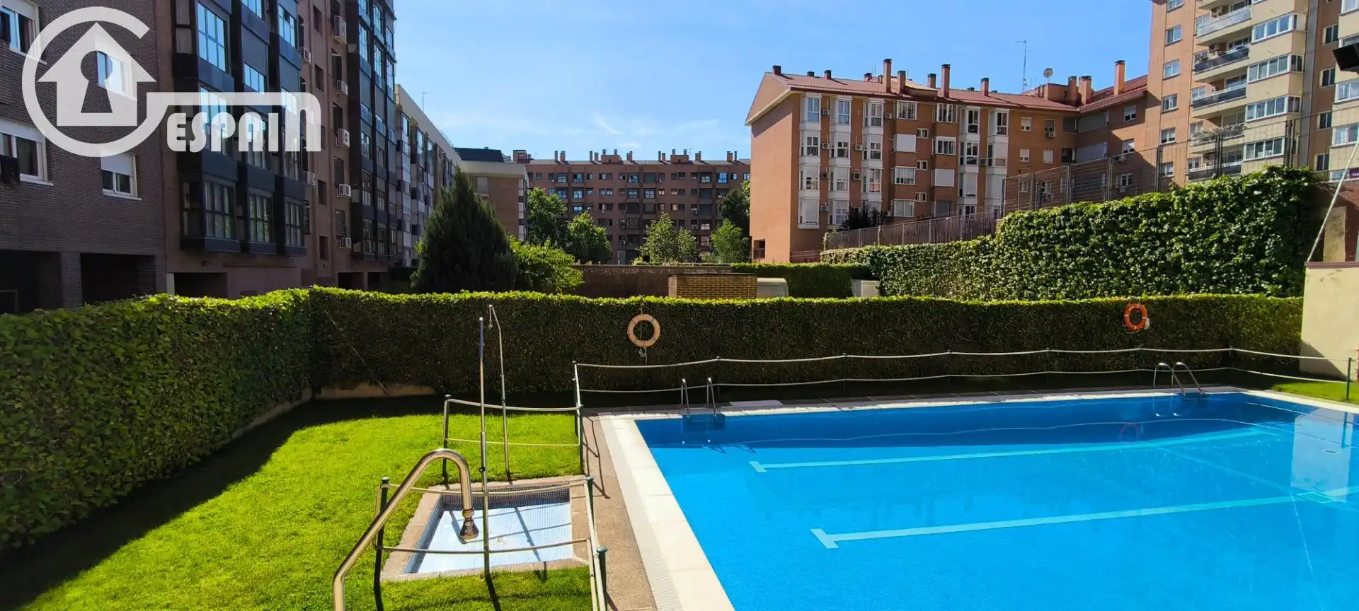Piscina de Dúplex en venda en Madrid amb Calefacció, Jardí privat i Piscina comunitària
