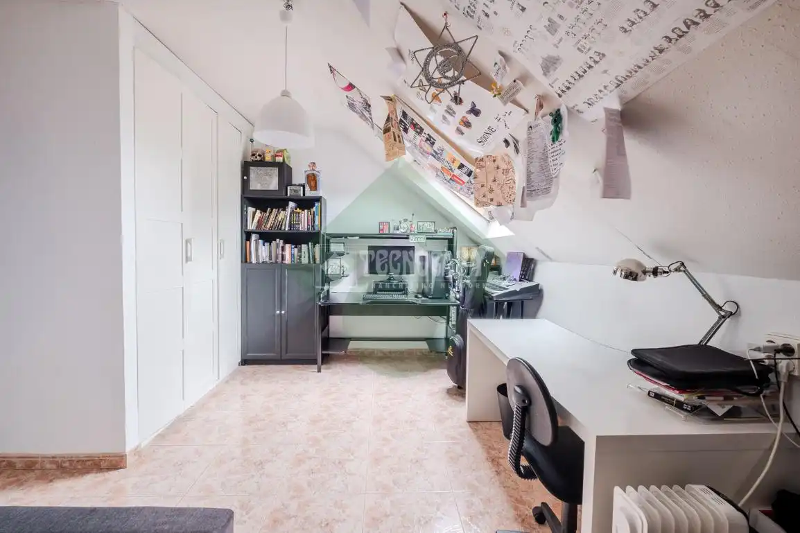 Habitación de Casa adosada en venta en Serranillos del Valle con Calefacción y Jardín privado